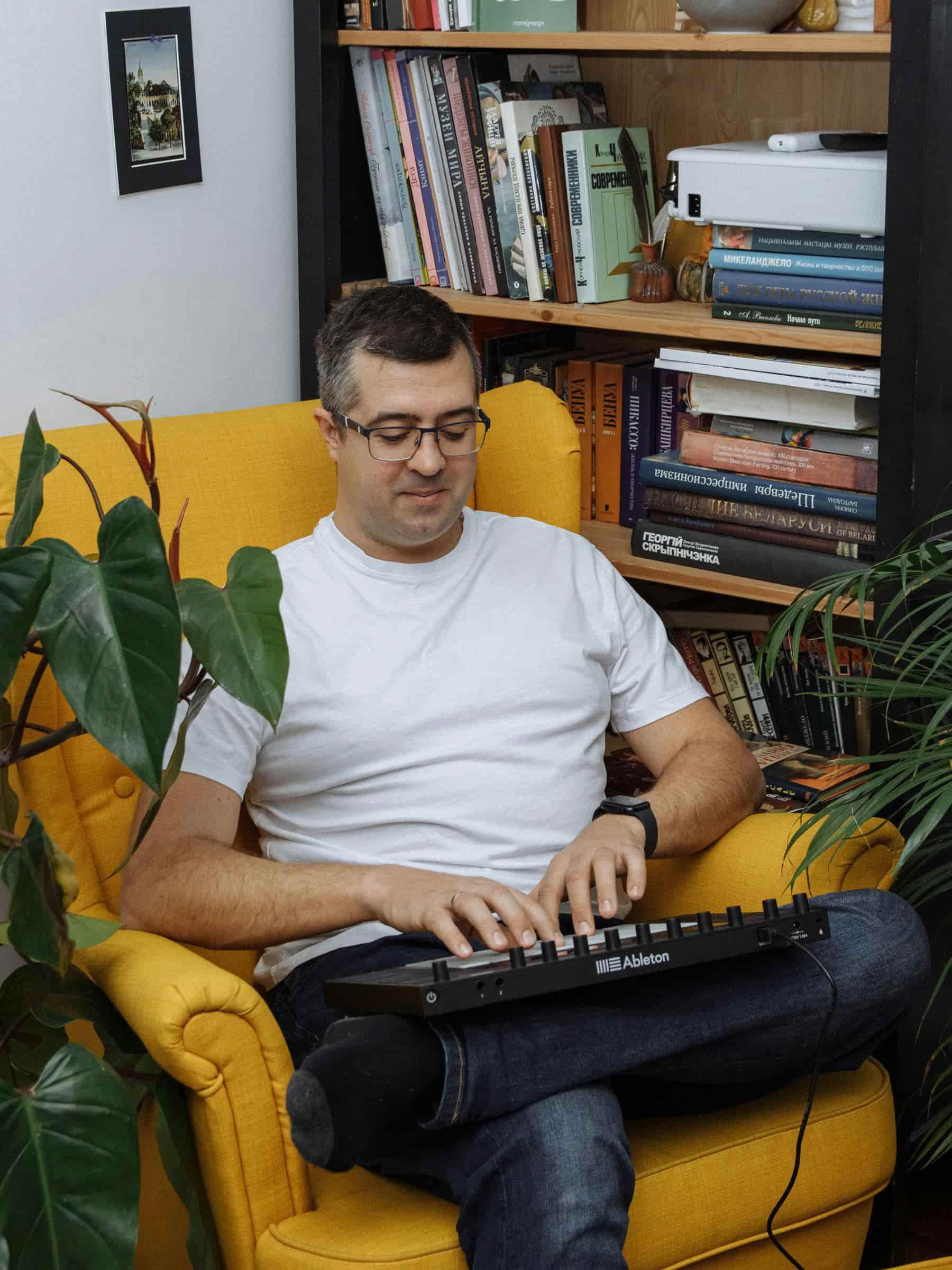Man taking ableton lessons
