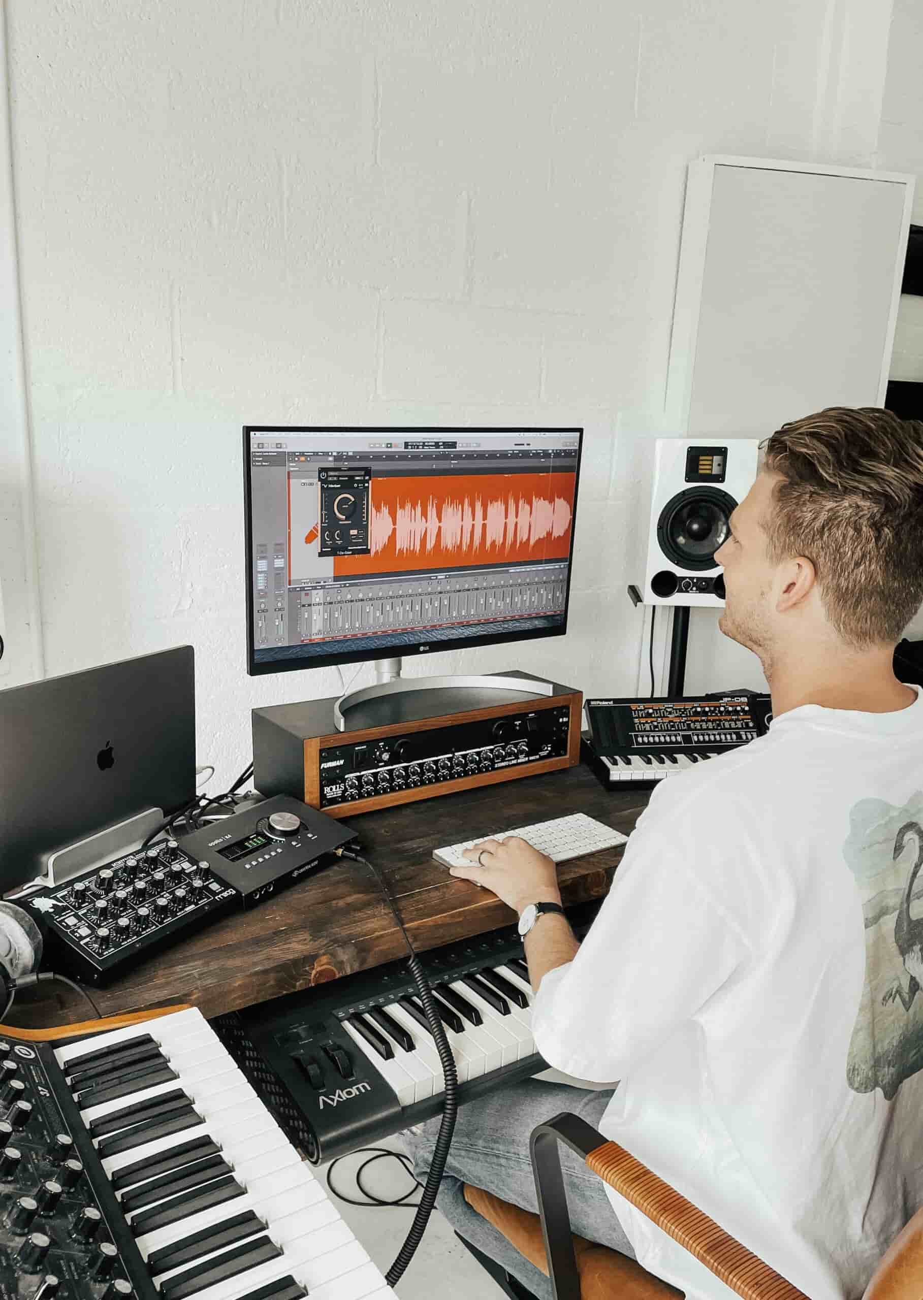 Man using Logic Pro