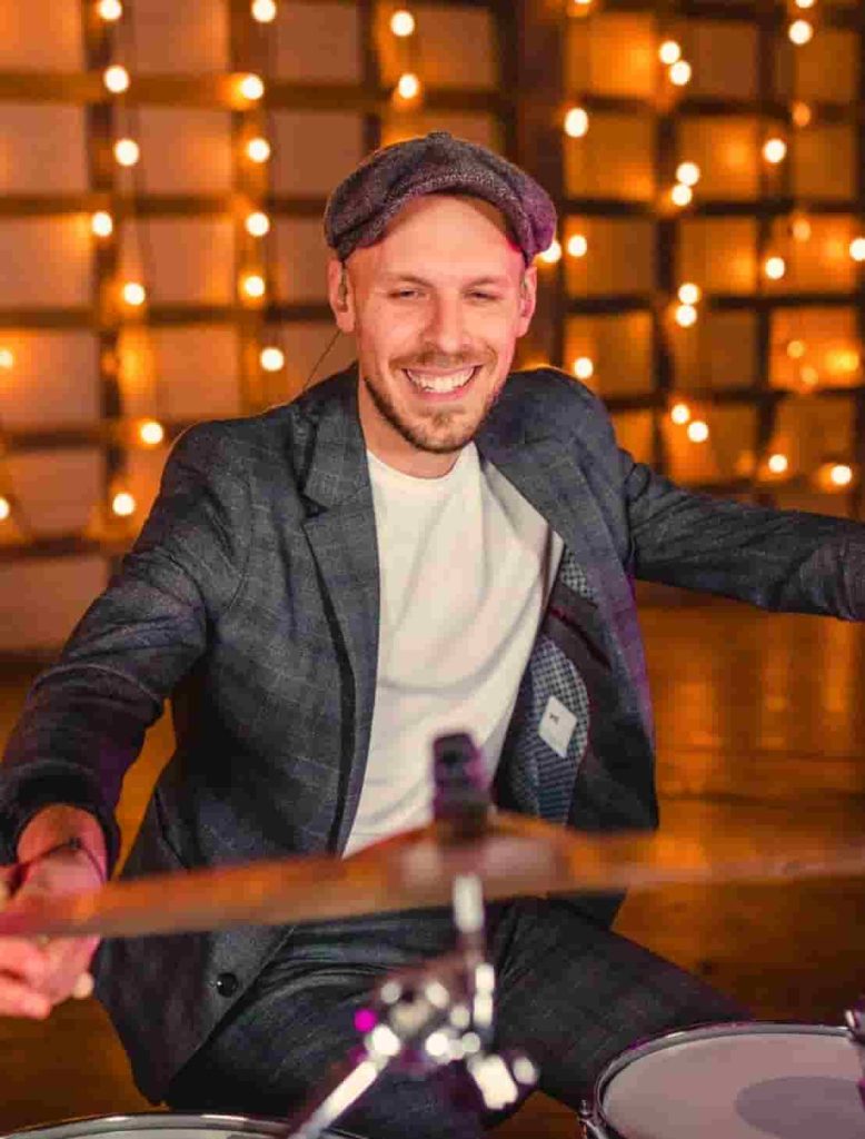 Andy, drums, logic pro, music production, singing, piano, songwriting & composition teacher