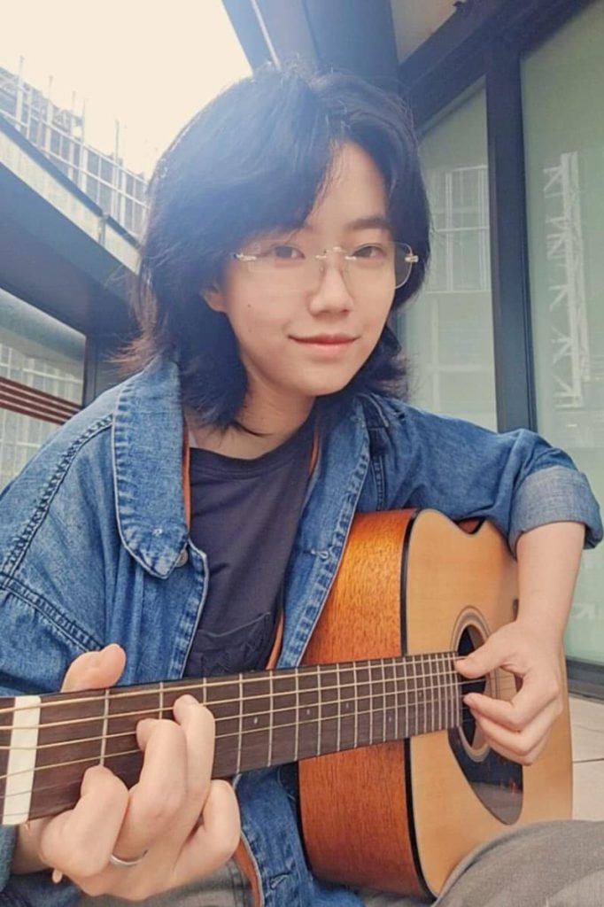 Baihe, guitar teacher