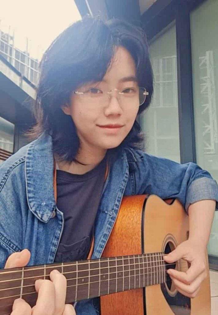 Baihe, guitar teacher