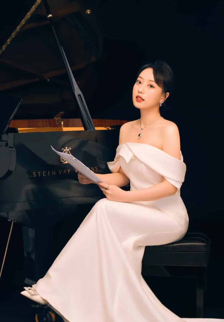 Aveline, Singing & Piano teacher