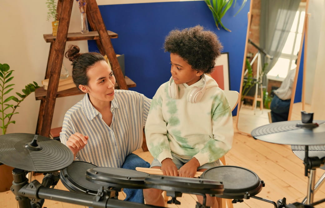 Drum student in drum lessons with drum kit teacher