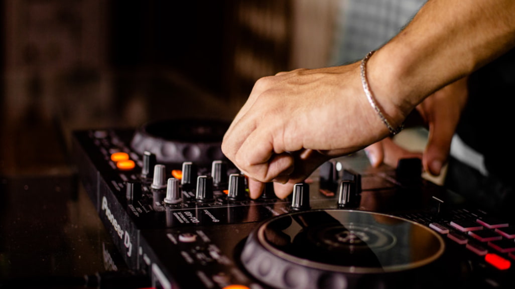 Beginner taking a DJ lesson on a controller